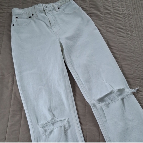 Abercrombie & FitchThe '90s Straight Ultra High Rise Jeans - Picture 9 of 11